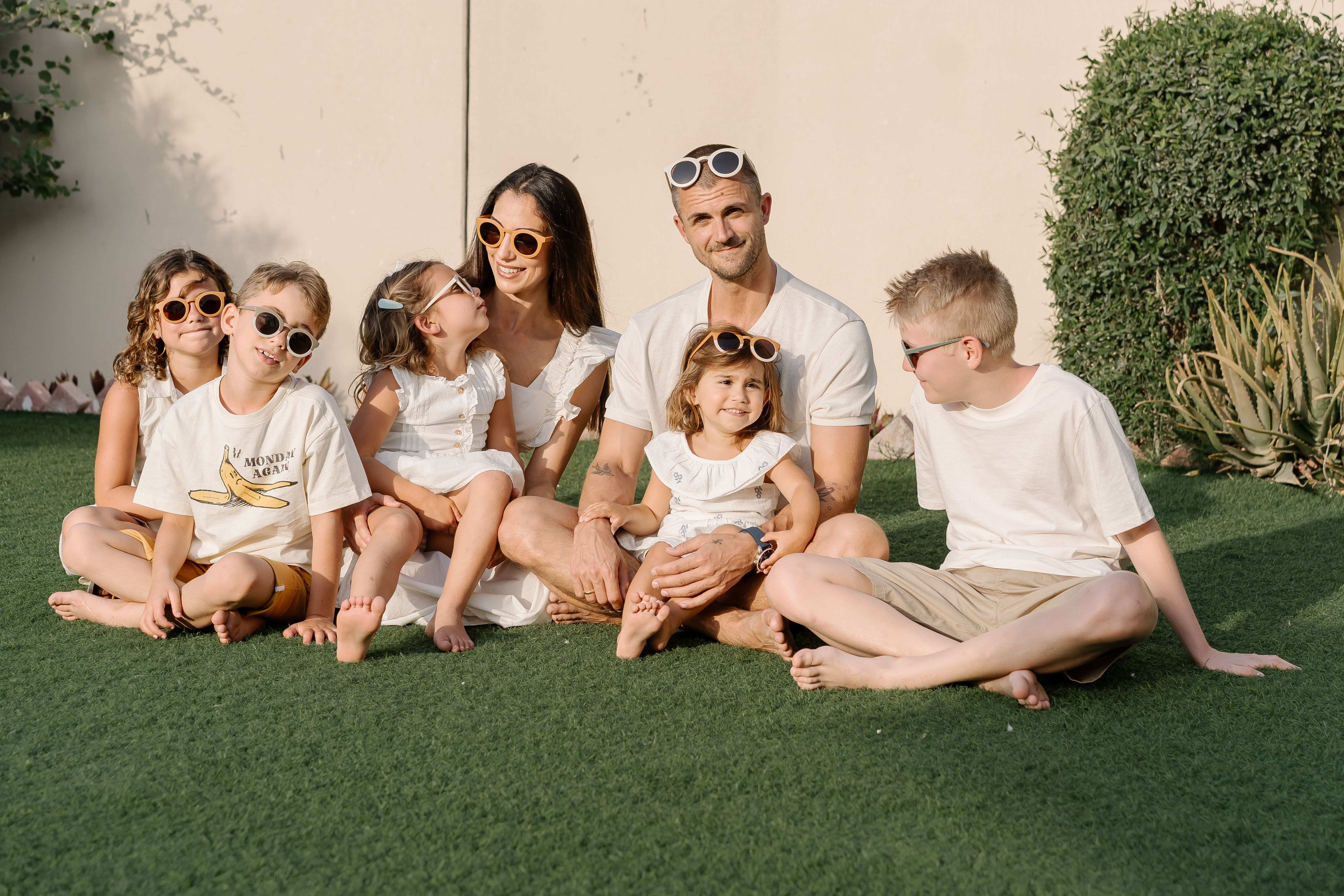 Famille parents enfants avec lunettes de soleil